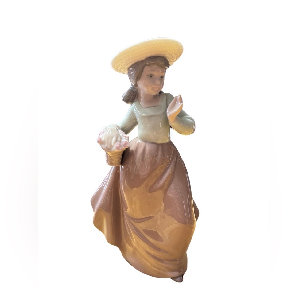 NAO LLADRO Porcelain Figurine "OUT FOR A STROLL"